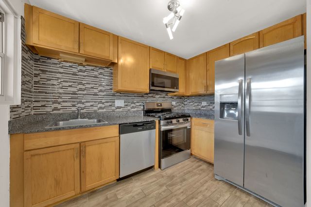 7511 N Damen Avenue D2, Chicago, IL 60645