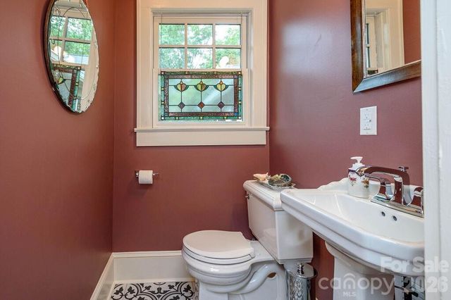 832 4th Avenue W, Hendersonville, NC 28739