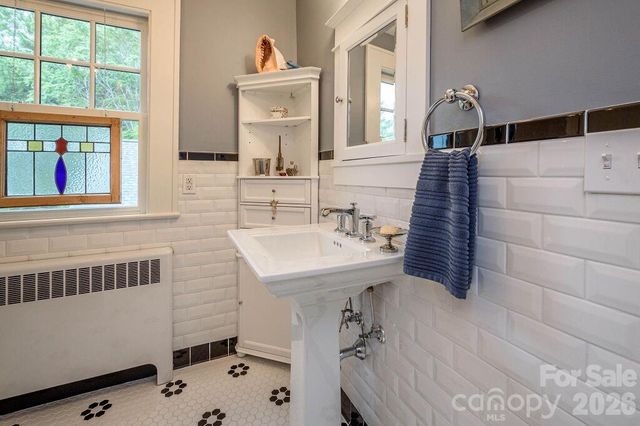 832 4th Avenue W, Hendersonville, NC 28739