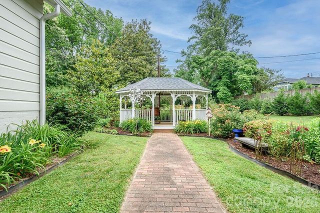 832 4th Avenue W, Hendersonville, NC 28739