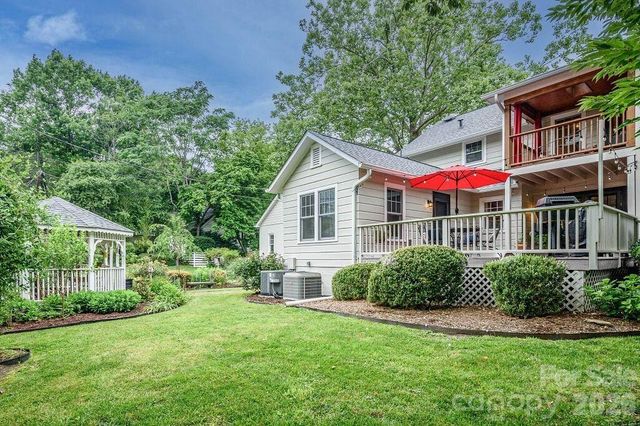 832 4th Avenue W, Hendersonville, NC 28739