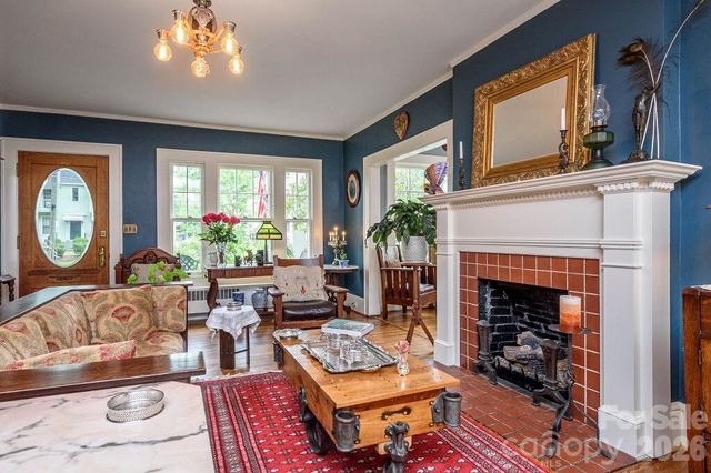 832 4th Avenue W, Hendersonville, NC 28739