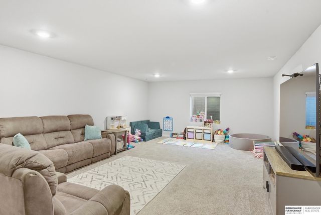 11615 Port Royal Drive, Papillion, NE 68046