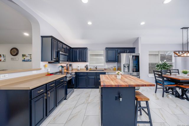 8218 Maloy Manor, San Antonio, TX 78250