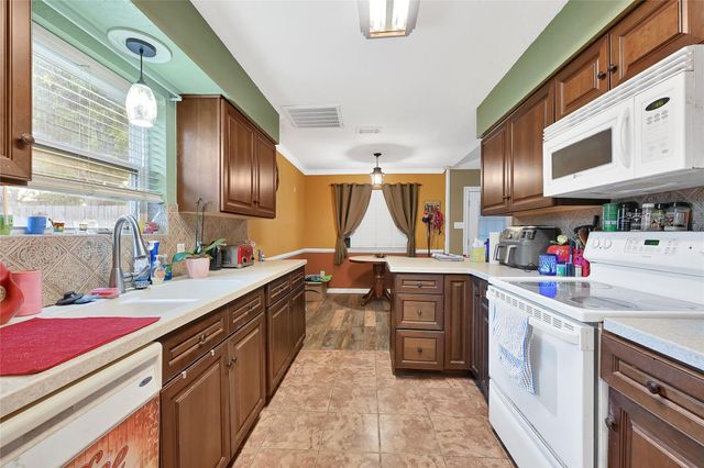 1100 N Heron Drive, Seabrook, TX 77586