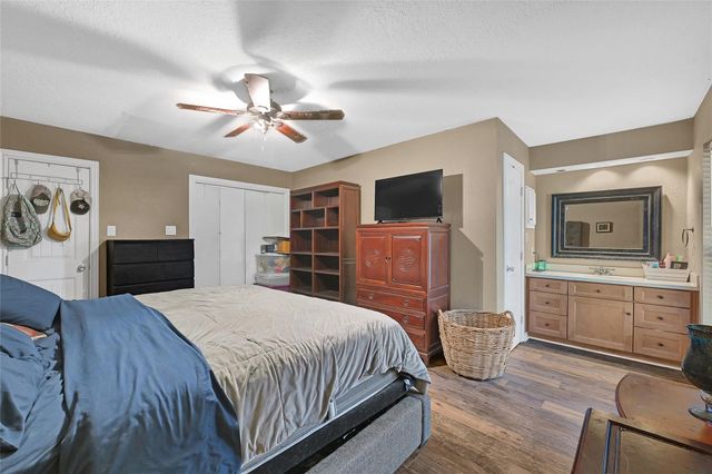 1100 N Heron Drive, Seabrook, TX 77586