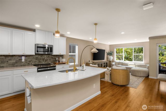 3204 SW Holly St, Seattle, WA 98126