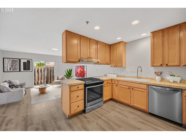 8819 Se ELLIS St, Portland, OR 97266