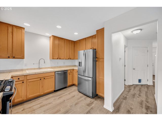 8819 Se ELLIS St, Portland, OR 97266