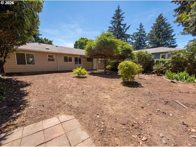 4219 Se ELLIS St, Portland, OR 97206