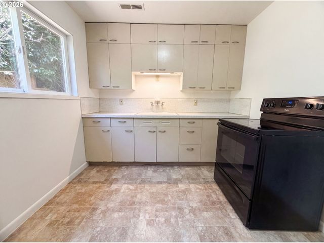 4219 Se ELLIS St, Portland, OR 97206