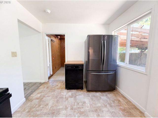 4219 Se ELLIS St, Portland, OR 97206