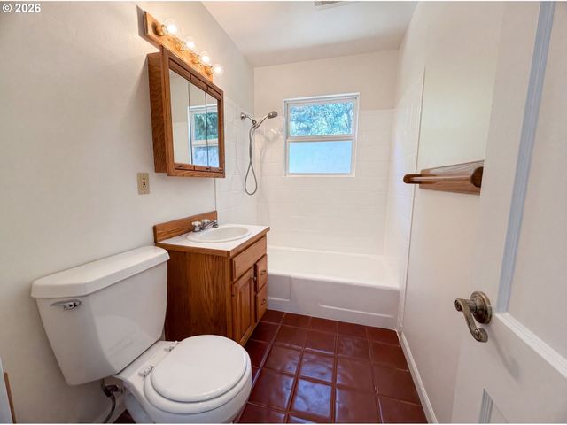 4219 Se ELLIS St, Portland, OR 97206