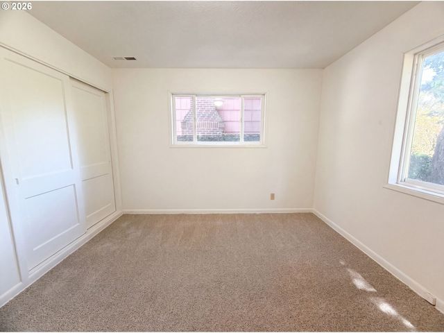 4219 Se ELLIS St, Portland, OR 97206