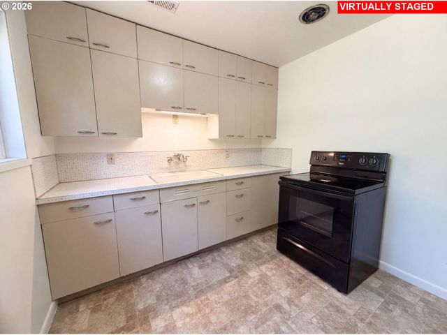 4219 Se ELLIS St, Portland, OR 97206