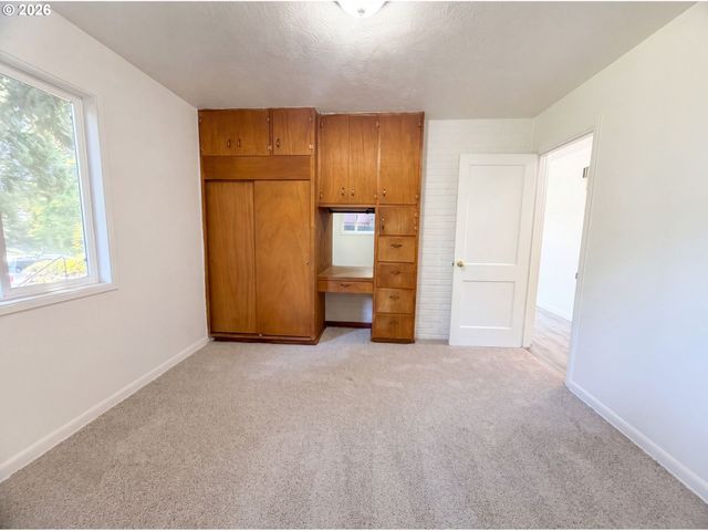 4219 Se ELLIS St, Portland, OR 97206
