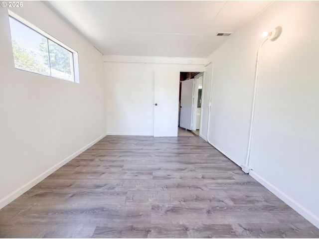 4219 Se ELLIS St, Portland, OR 97206