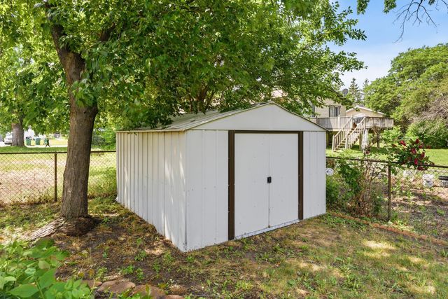 8009 Vincent Circle N, Brooklyn Park, MN 55444