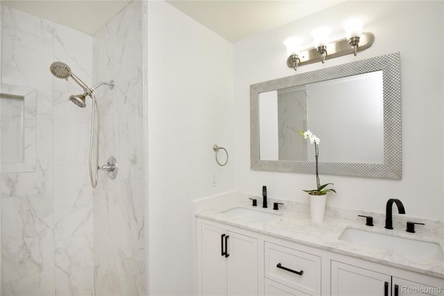 2463 Mulberry Square 13, Bloomfield Hills, MI 48302