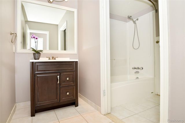 2463 Mulberry Square 13, Bloomfield Hills, MI 48302