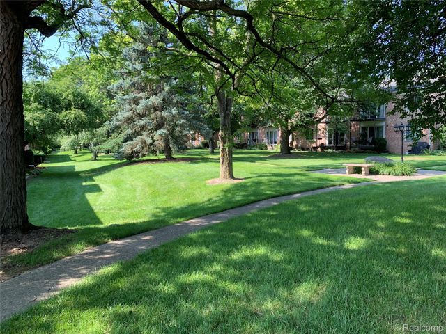 2463 Mulberry Square 13, Bloomfield Hills, MI 48302