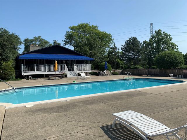 2463 Mulberry Square 13, Bloomfield Hills, MI 48302