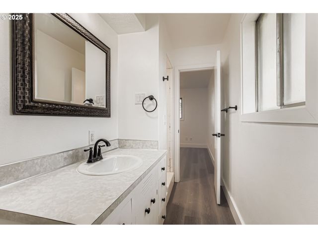 660 Ne 20TH Ave, Canby, OR 97013