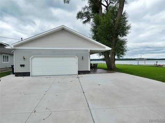 8641 Rivershore Drive, Niagara Falls, NY 14304