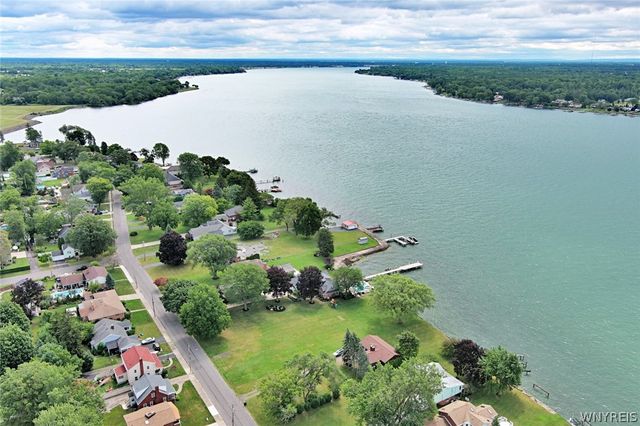 8641 Rivershore Drive, Niagara Falls, NY 14304