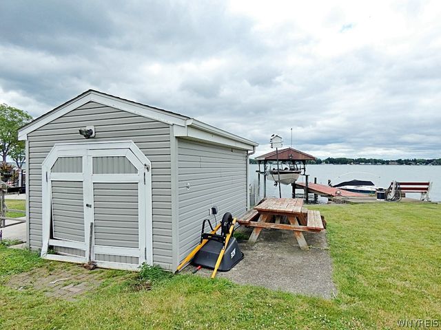 8641 Rivershore Drive, Niagara Falls, NY 14304