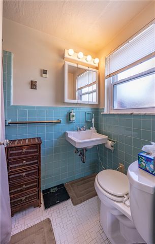 222 Glenview Dr, New Kensington, PA 15068