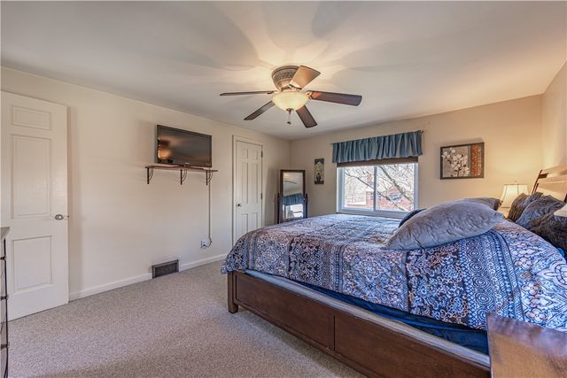 222 Glenview Dr, New Kensington, PA 15068