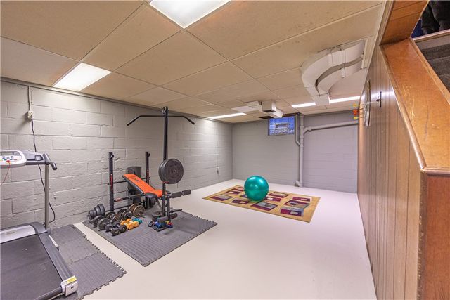 222 Glenview Dr, New Kensington, PA 15068