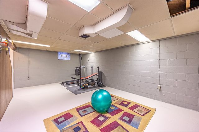 222 Glenview Dr, New Kensington, PA 15068