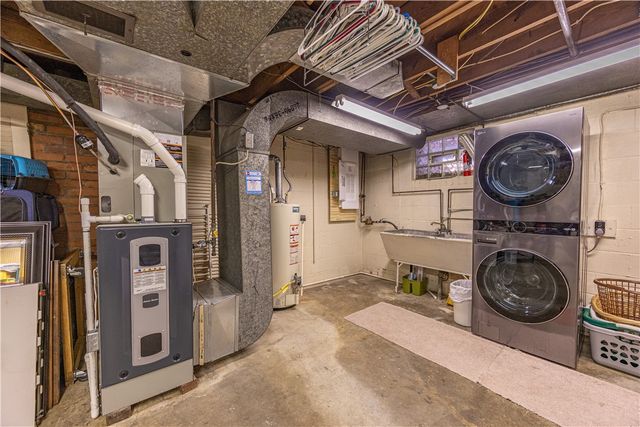 222 Glenview Dr, New Kensington, PA 15068