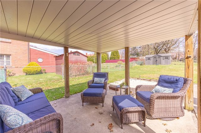 222 Glenview Dr, New Kensington, PA 15068