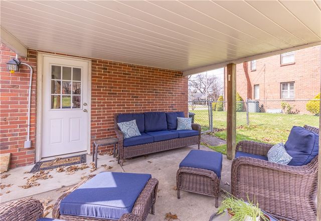 222 Glenview Dr, New Kensington, PA 15068