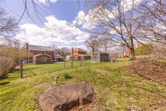 222 Glenview Dr, New Kensington, PA 15068