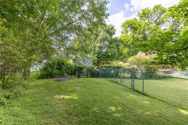 222 Glenview Dr, New Kensington, PA 15068