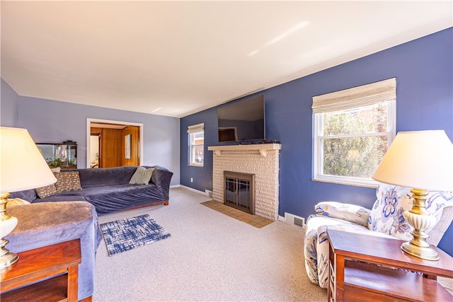 222 Glenview Dr, New Kensington, PA 15068