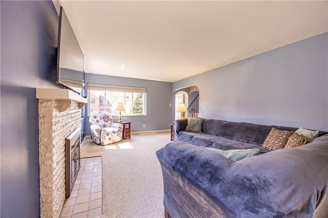 222 Glenview Dr, New Kensington, PA 15068