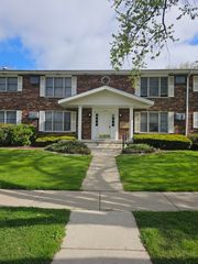 1440 Getzelman Drive 2N, Elgin, IL 60123