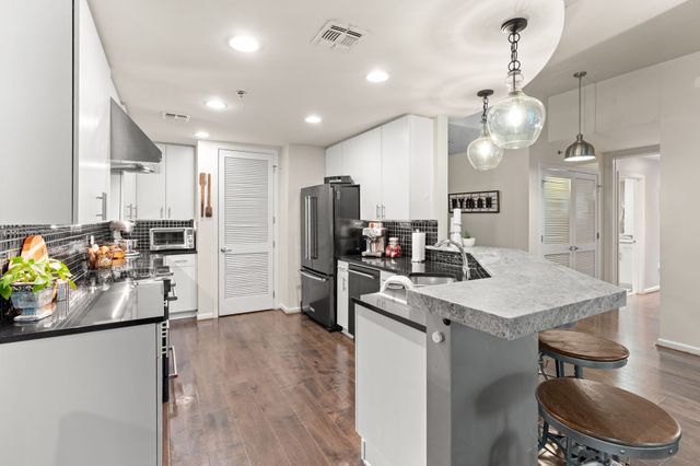 415 Church St Apt 1001, Nashville, TN 37219