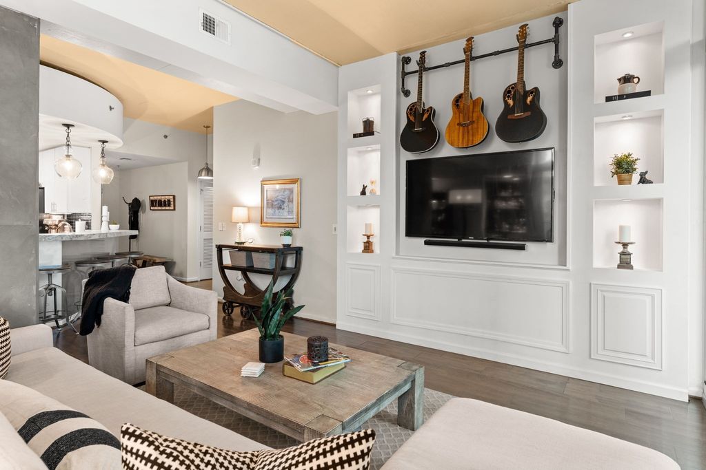 415 Church St Apt 1001, Nashville, TN 37219