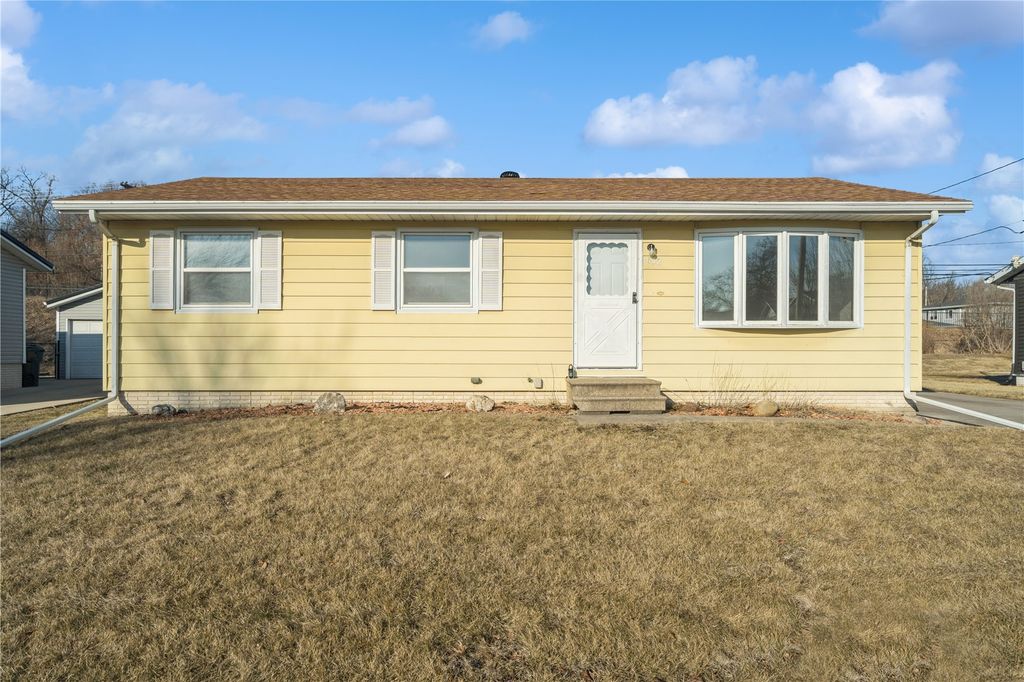 1632 Elaine Drive NW, Cedar Rapids, IA 52405