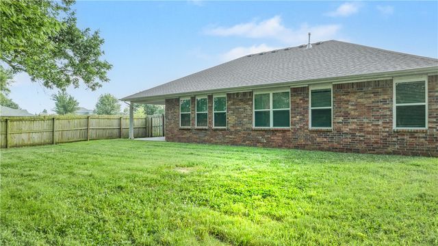 114 Lion Drive, Gravette, AR 72736