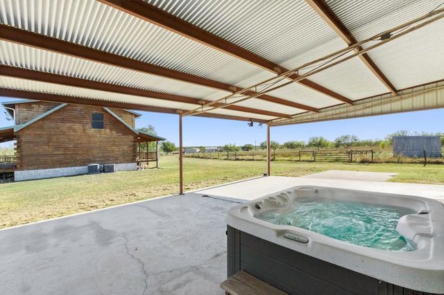 350 Hillview RD, Dale, TX 78616
