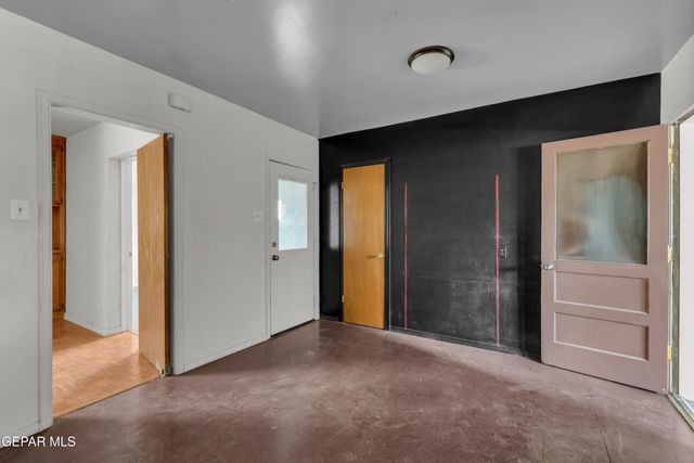261 S MARYLAND Street, El Paso, TX 79905