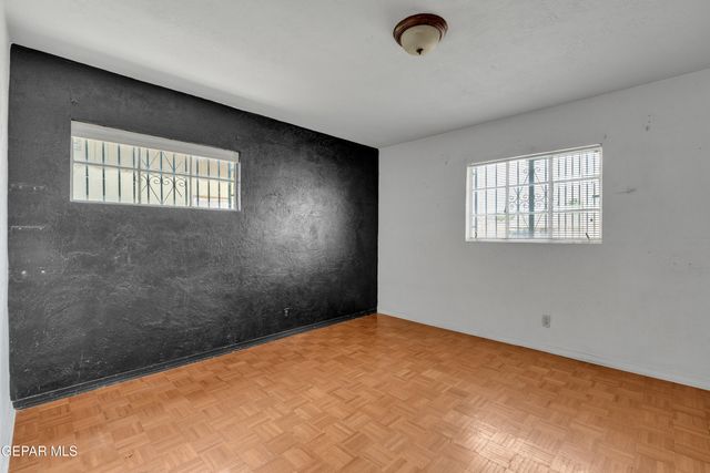 261 S MARYLAND Street, El Paso, TX 79905