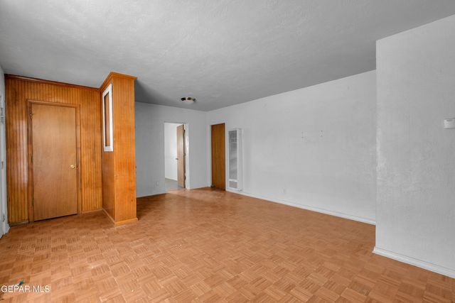 261 S MARYLAND Street, El Paso, TX 79905